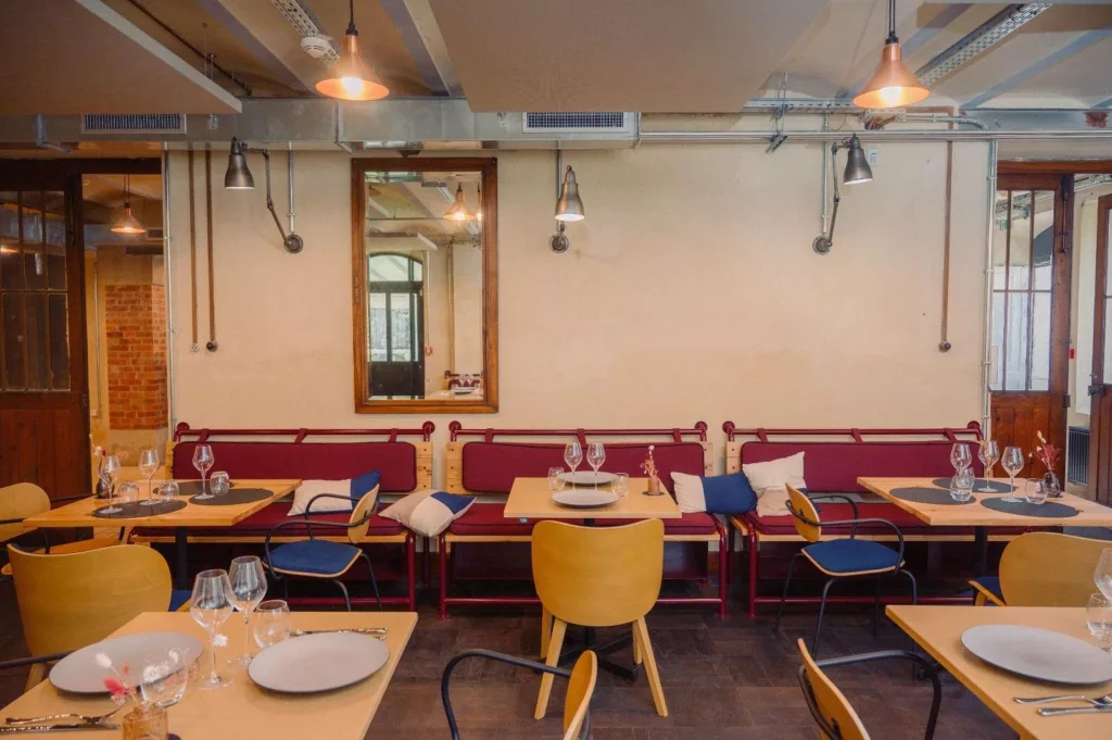 Salle du restaurant Maison Vermorel : banquettes, tables et guéridons sur mesure structures acier BE PROCESS, design Obier