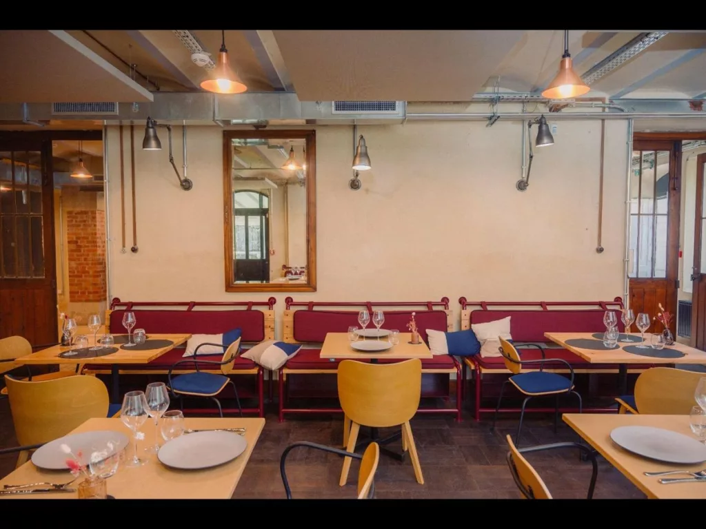 Salle du restaurant Maison Vermorel : banquettes, tables et guéridons sur mesure structures acier BE PROCESS, design Obier