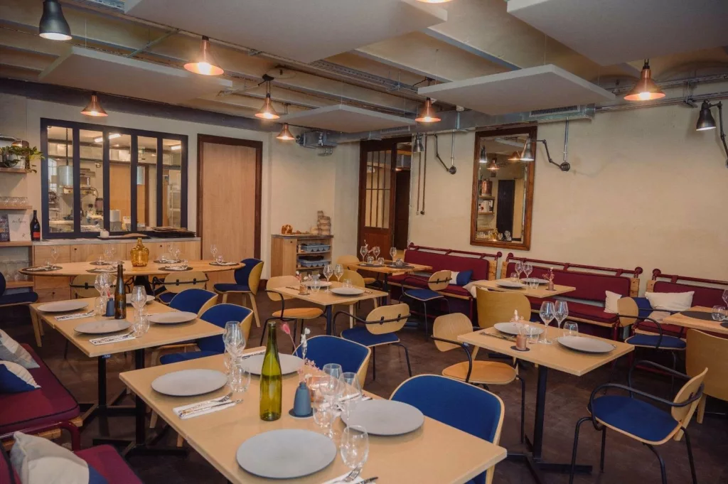 Vue de la salle de Maison Vermorel avec tables et banquettes sur mesure