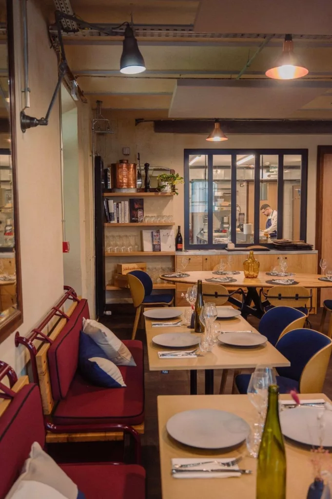Salle du restaurant Maison Vermorel, mobilier sur mesure BE PROCESS