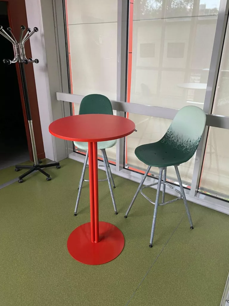Mange-debout rouge et tabourets hauts, CSVaise, design Obier