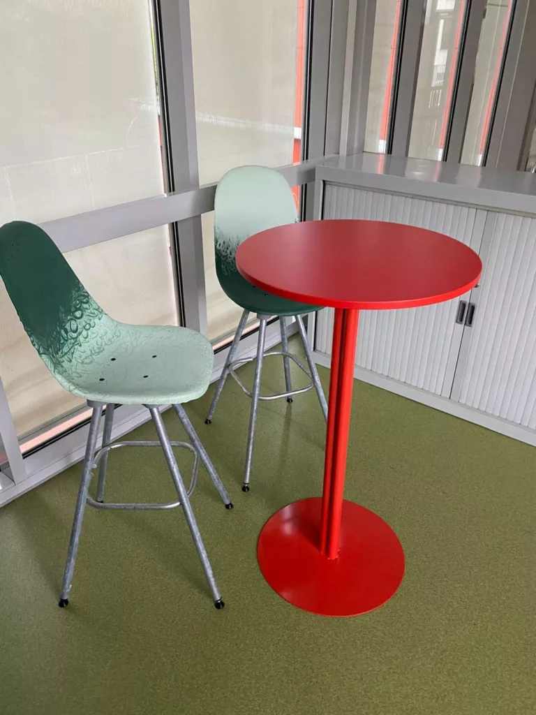 Mange-debout sur mesure en acier thermolaqué rouge pour CSVaise