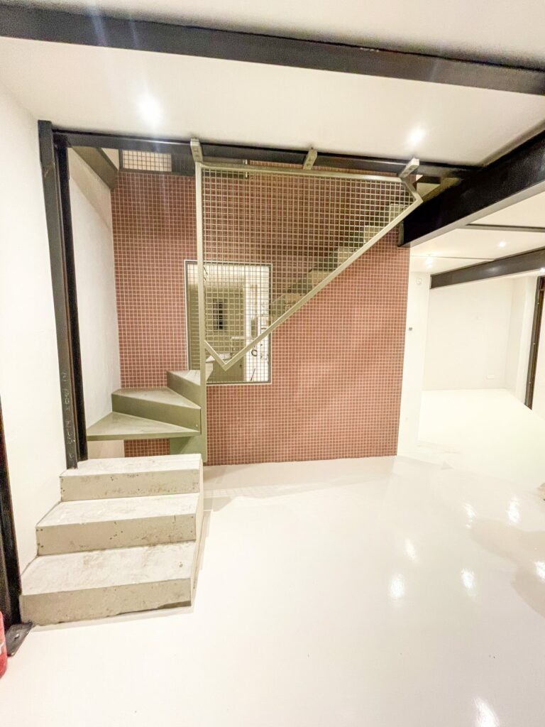Escalier suspendu en acier et bois, Le Nouveau Vendôme, fabrication BE PROCESS