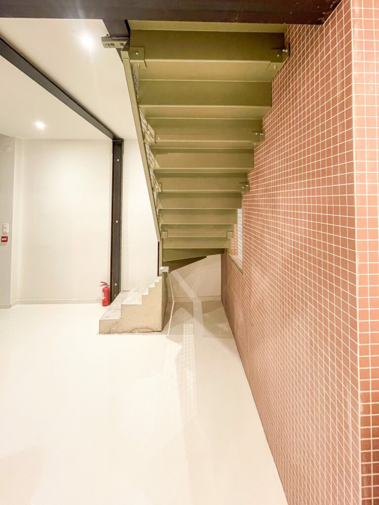 Vue latérale de l'escalier suspendu du Nouveau Vendôme