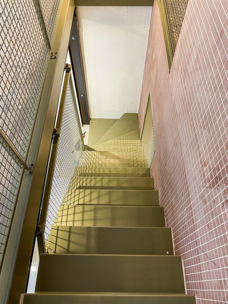 Garde-corps en maille métallique de l'escalier du Nouveau Vendôme