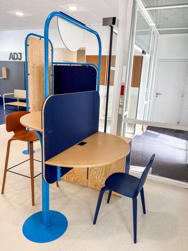 Mobilier d'accueil sur mesure d'un espace numérique conçu avec l'agence Obier