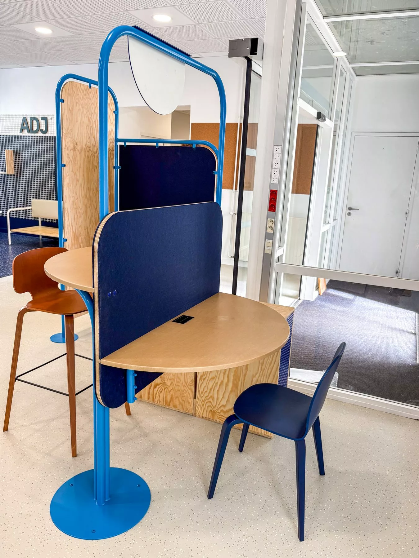 Mobilier d'accueil sur mesure d'un espace numérique conçu avec l'agence Obier