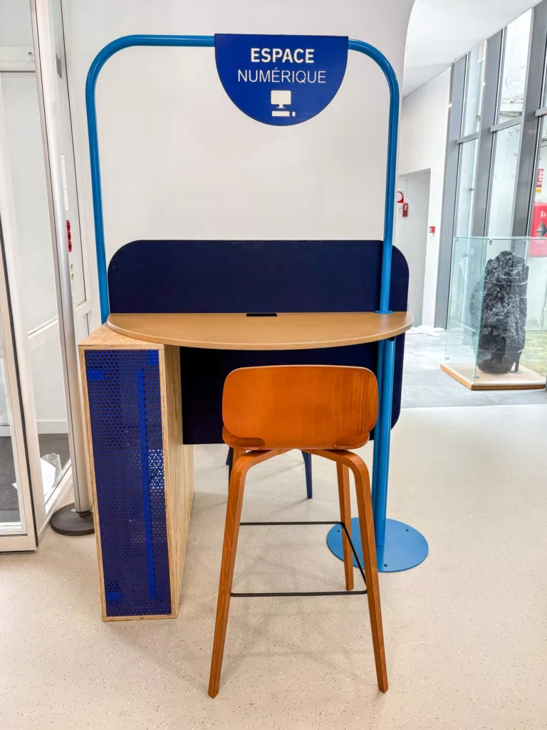 Poste de consultation sur mesure d'un espace numérique, projet Obier
