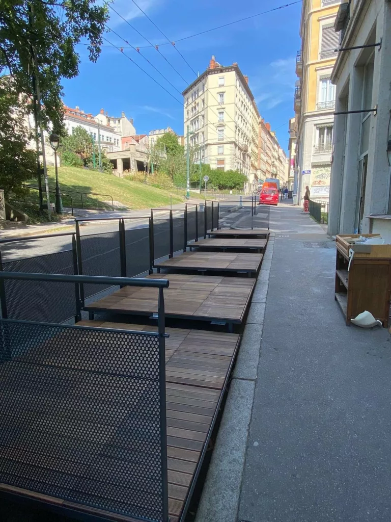 Garde-corps en tôle perforée thermolaquée de la terrasse Petite Pension à la Croix-Rousse