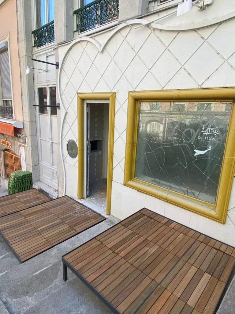 Platelage en ipé devant l'entrée du restaurant Petite Pension à la Croix-Rousse