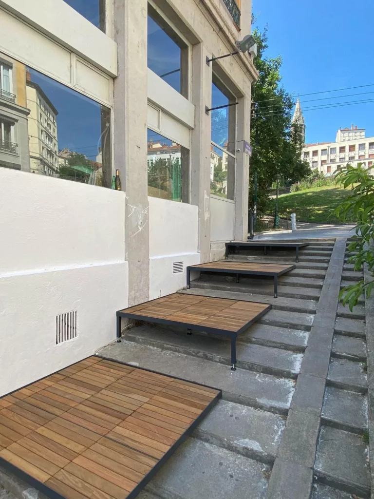 Terrasse en ipé épousant la pente de la rue, restaurant Petite Pension, Lyon