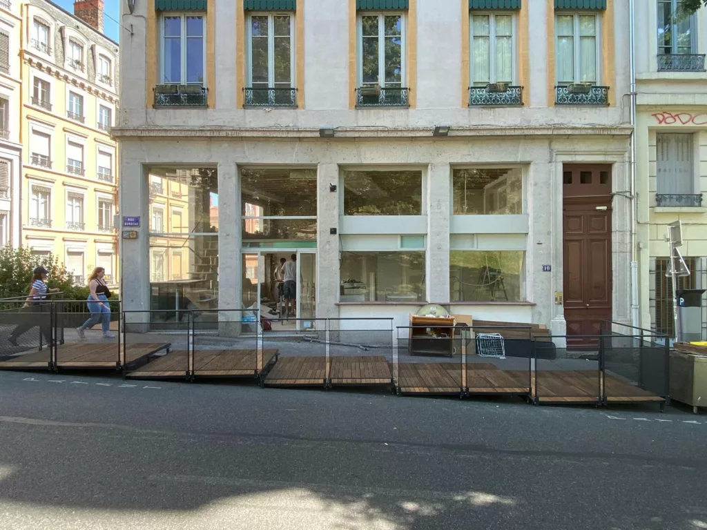 Vue d'ensemble de la terrasse sur trottoir du restaurant Petite Pension, Lyon Croix-Rousse