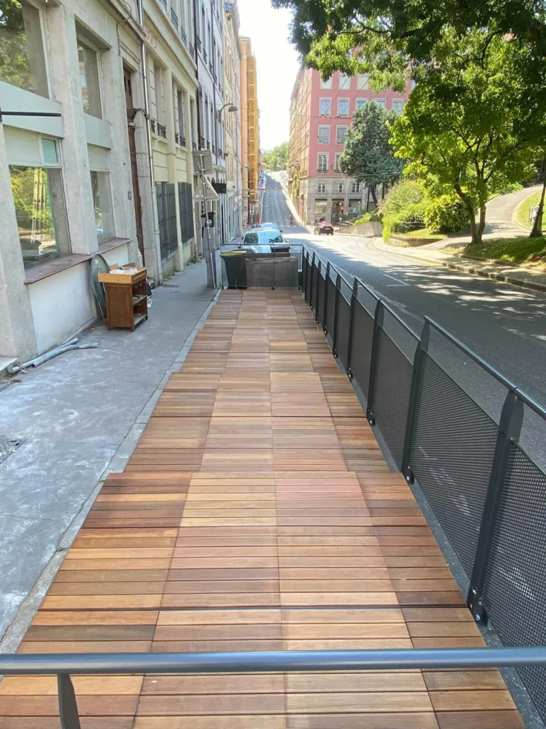 Terrasse extérieure du restaurant Petite Pension à la Croix-Rousse : platelage en ipé et garde-corps en tôle perforée fabriqués par BE PROCESS