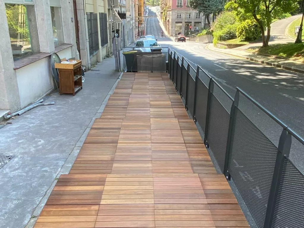 Escaliers et garde-corps Terrasse extérieure du restaurant Petite Pension à la Croix-Rousse : platelage en ipé et garde-corps en tôle perforée fabriqués par BE PROCESS