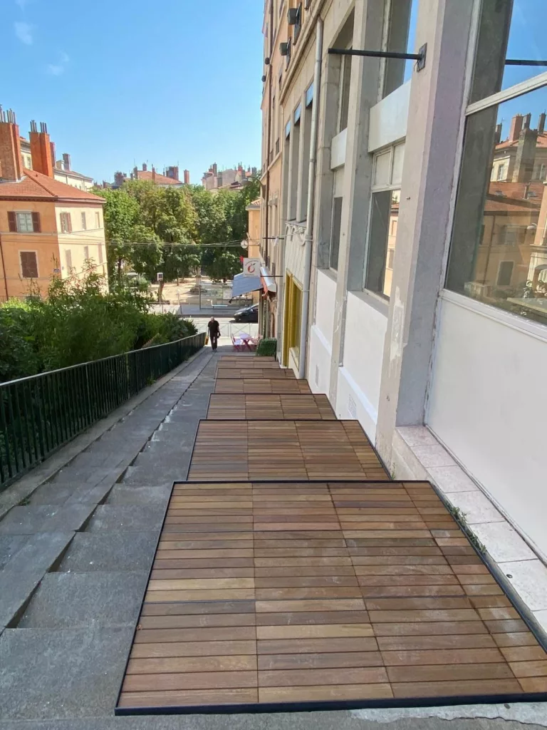 Platelage en ipé sur structure acier rattrapant la pente, Petite Pension, Croix-Rousse