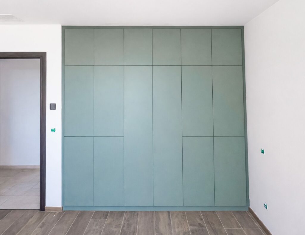 Rangements intégrés sur mesure à façades vertes, mobilier BE PROCESS