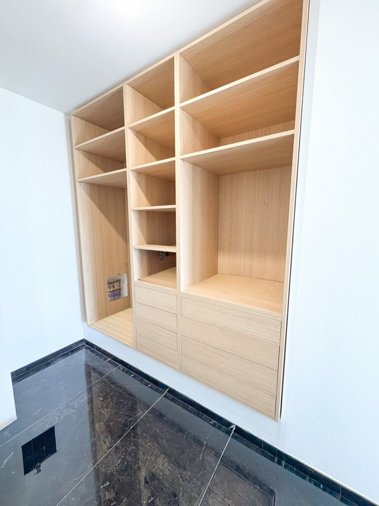 Niche en chêne intégrée dans un rangement sur mesure