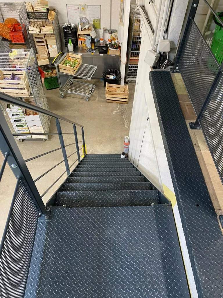 L'escalier vu depuis la mezzanine, magasin Satoriz Mâcon