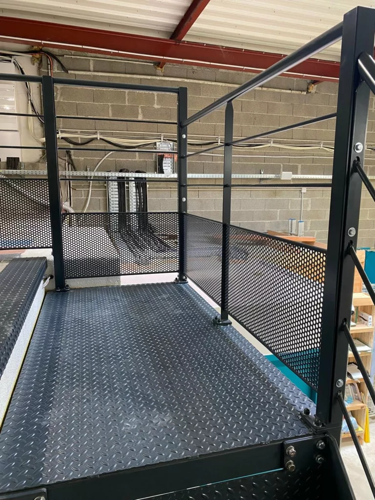 Détail du garde-corps et du plancher de la mezzanine de stockage, Satoriz Mâcon