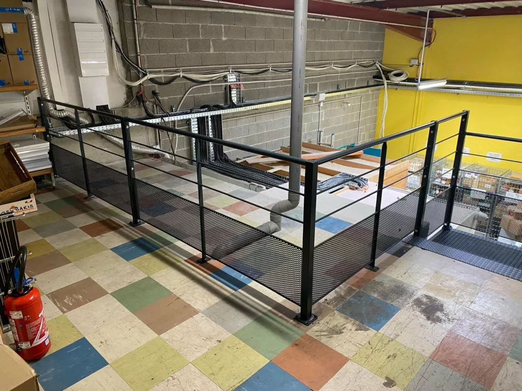 Garde-corps en métal déployé de la mezzanine de stockage, Satoriz Mâcon