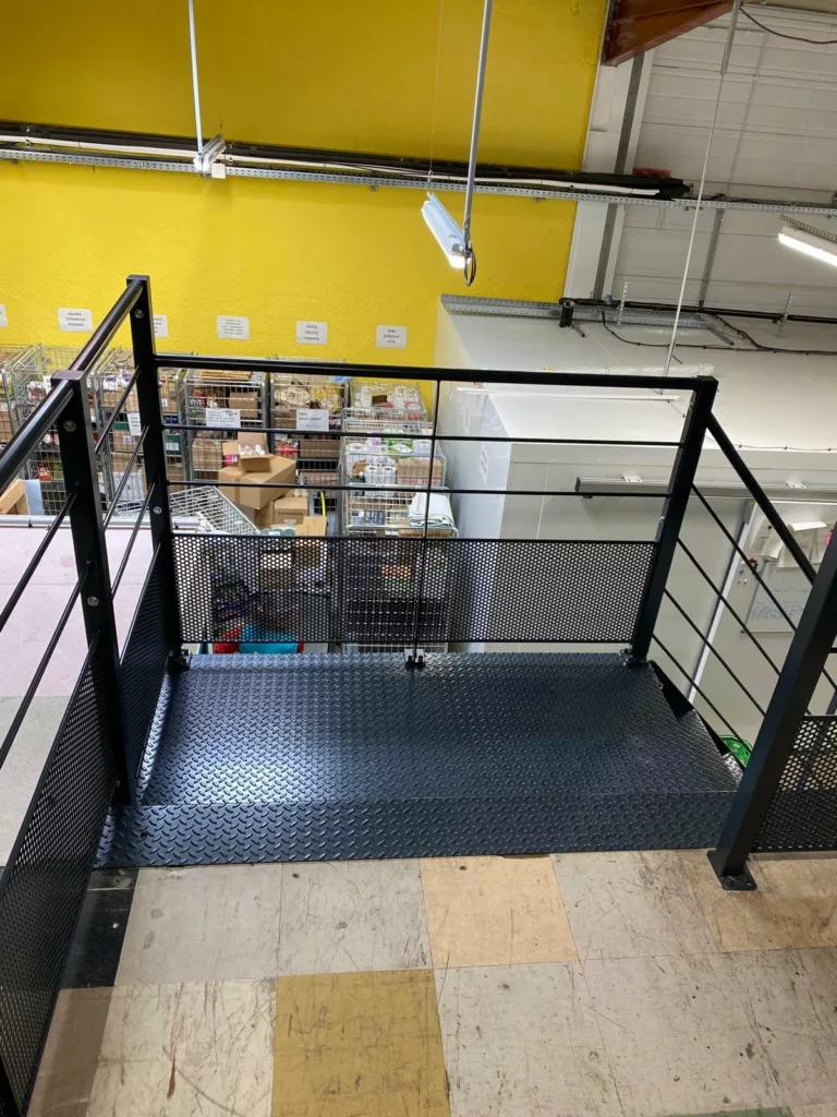 Plancher en tôle larmée et garde-corps de la mezzanine, Satoriz Mâcon
