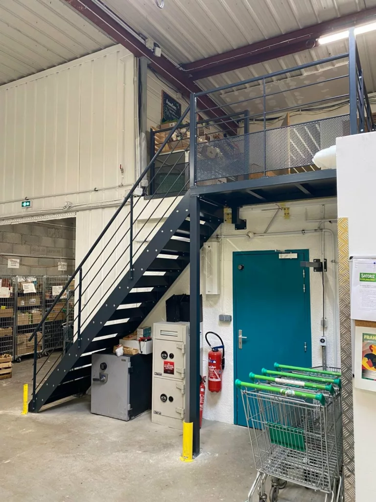 Escalier droit en acier et mezzanine de stockage du magasin Satoriz à Mâcon