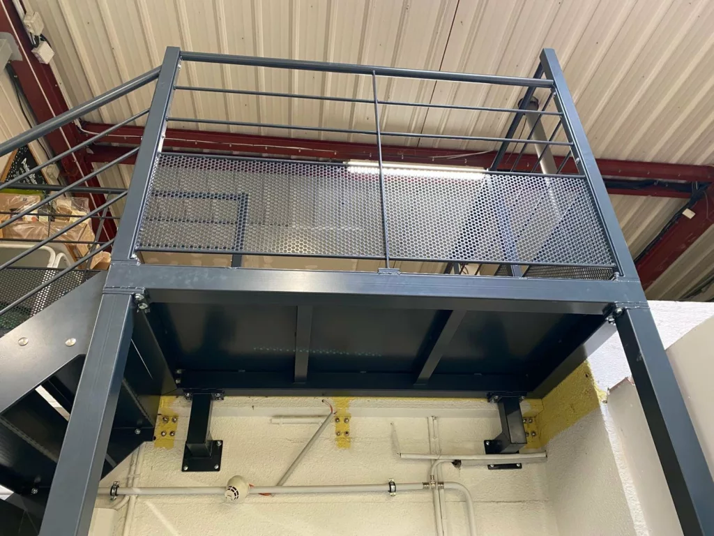 Structure acier de la mezzanine : poteaux, poutres et solives, Satoriz Mâcon