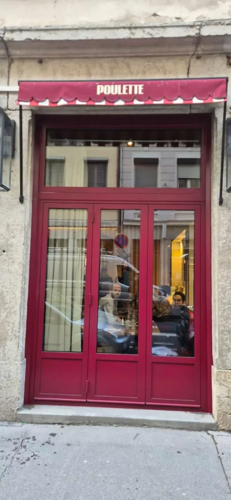 Façade du restaurant Sauce Poulette avec ses portes vitrées en acier rouge