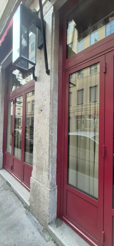 Porte vitrée en acier sur rue, restaurant Sauce Poulette, Lyon