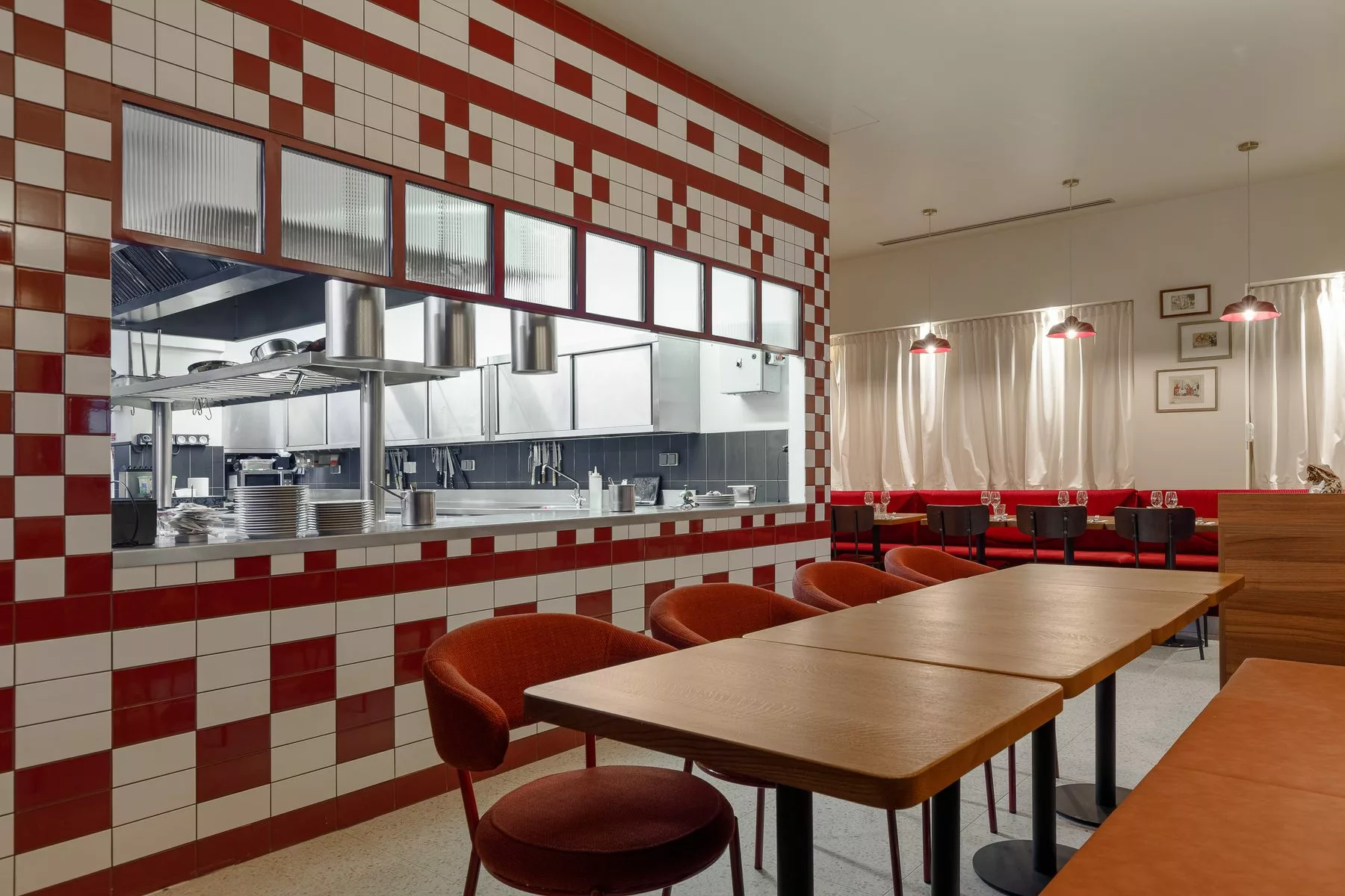 Verrière d'atelier sur mesure entre salle et cuisine, restaurant Sauce Poulette Lyon