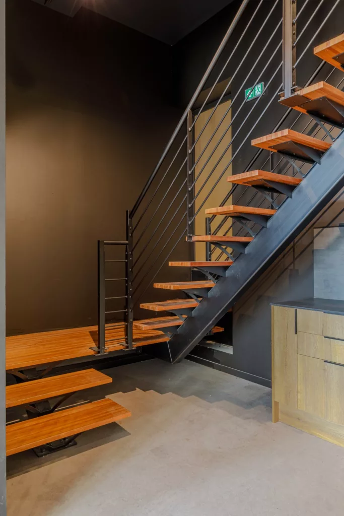 Garde-corps à lisses horizontales en acier de l'escalier des bureaux Wikit